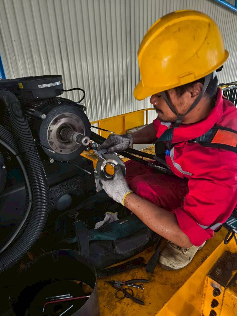ช่างอาร์นัทเครนซ่อม overhead crane โรงงานชลบุรี